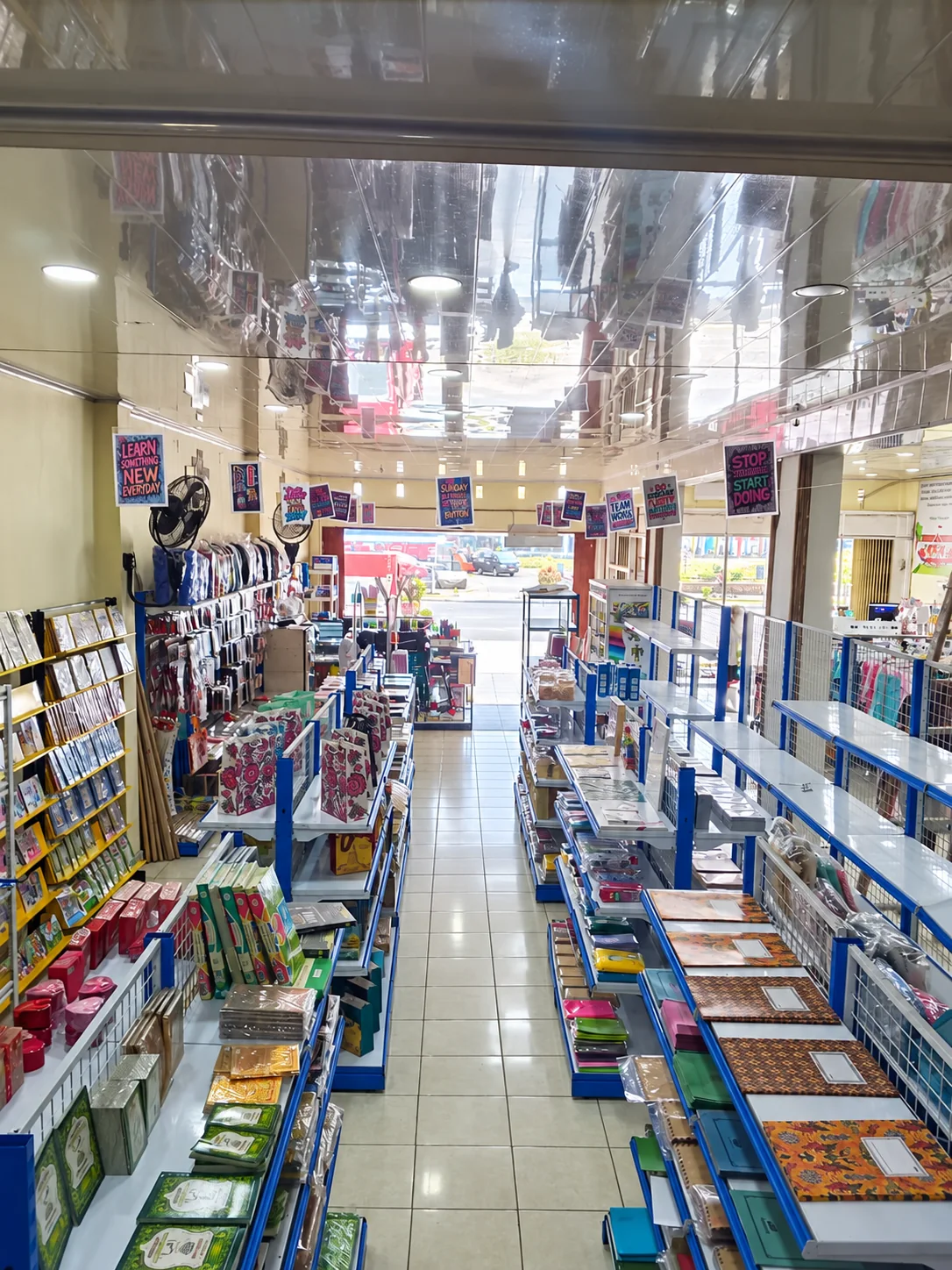 Lorong buku dan perlengkapan sekolah yang rapi di Central ATK