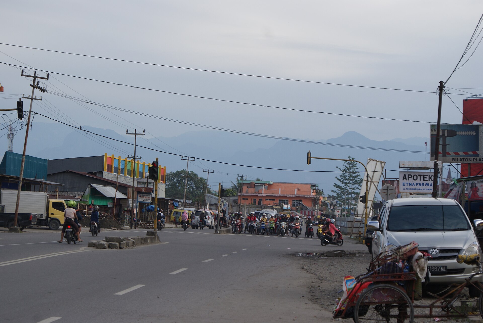 Kota Timika dan bentang pegunungan